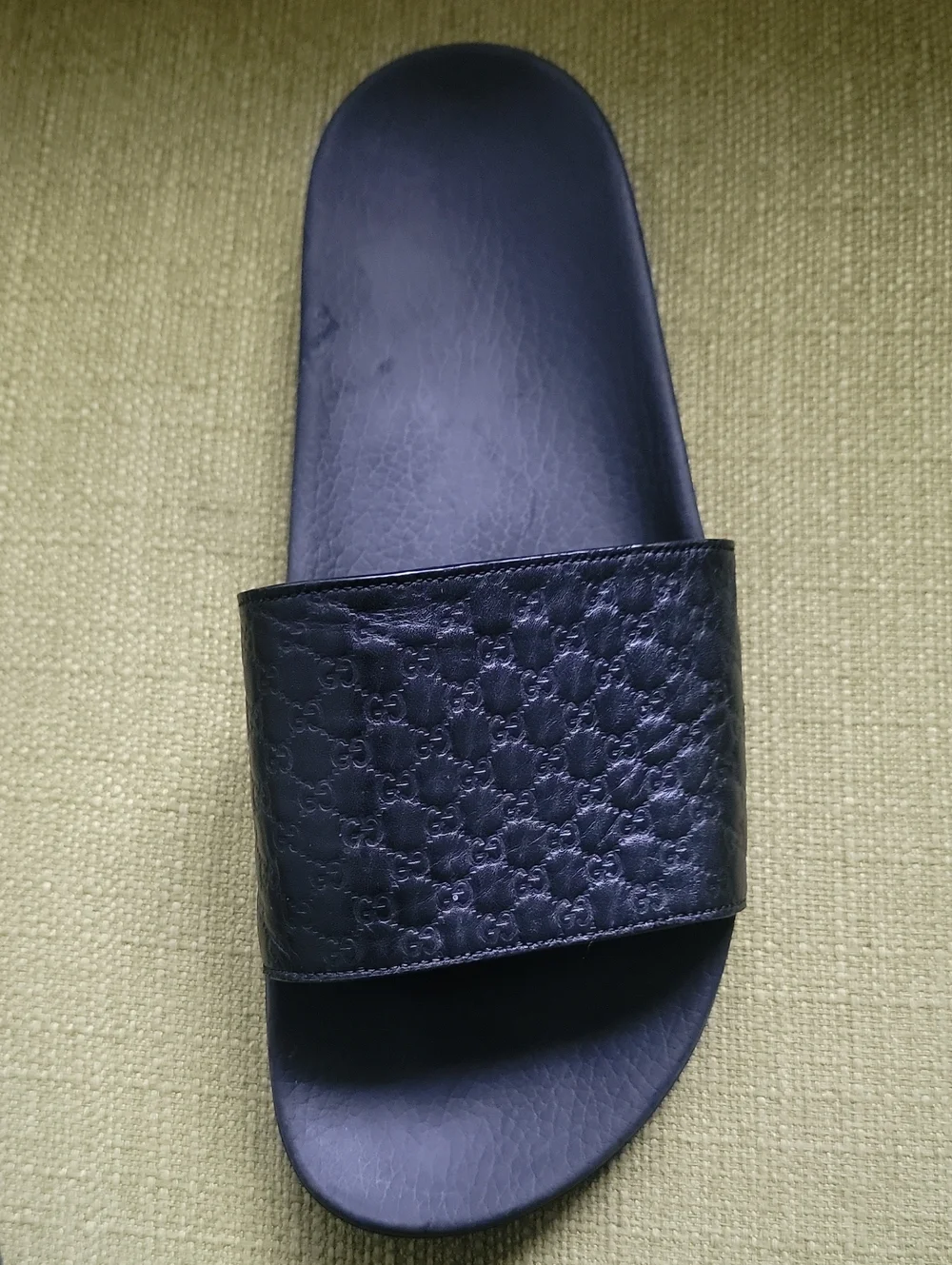 GUCCI Microguccissima Black LeatherMen's Slide Sandals with Embossed Pattern